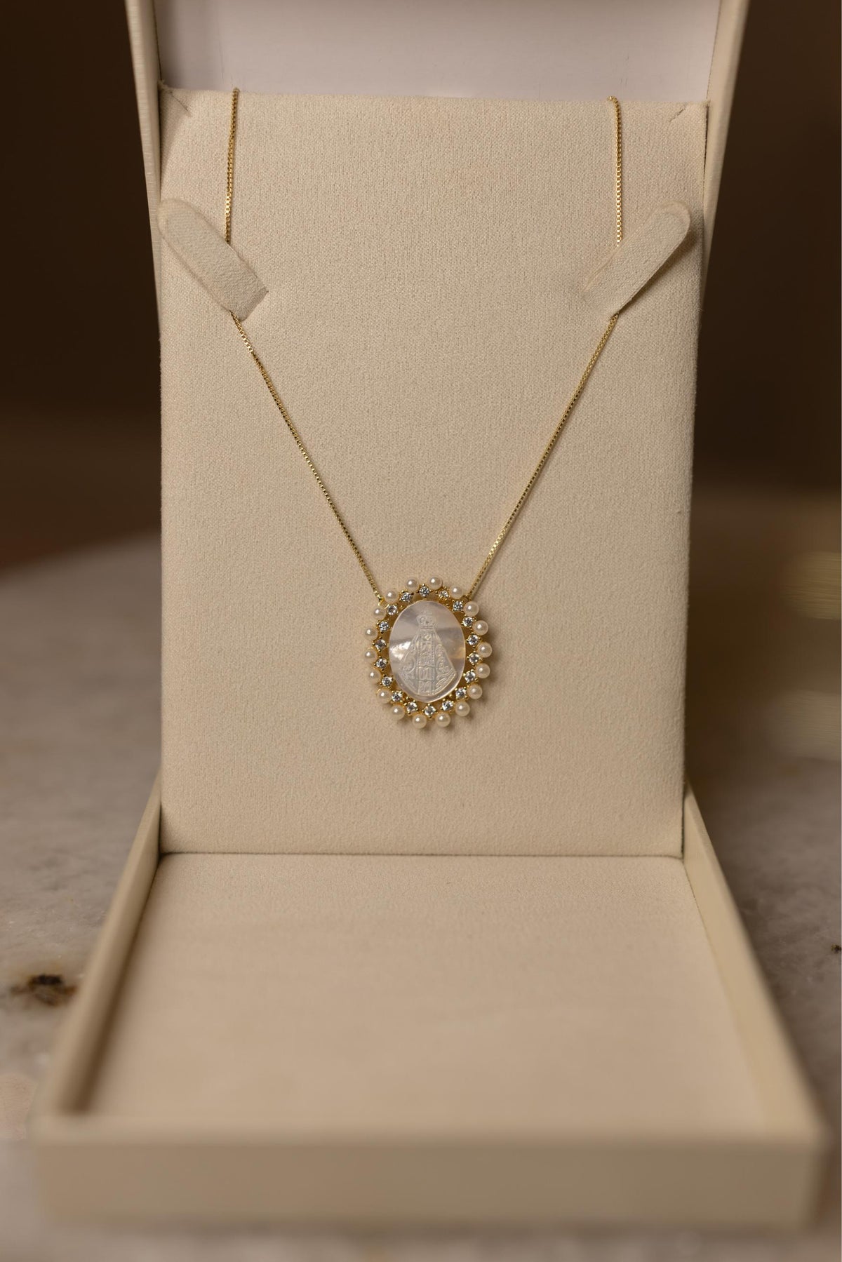 Colar Madrepérola Oval e Pérolas Dourado