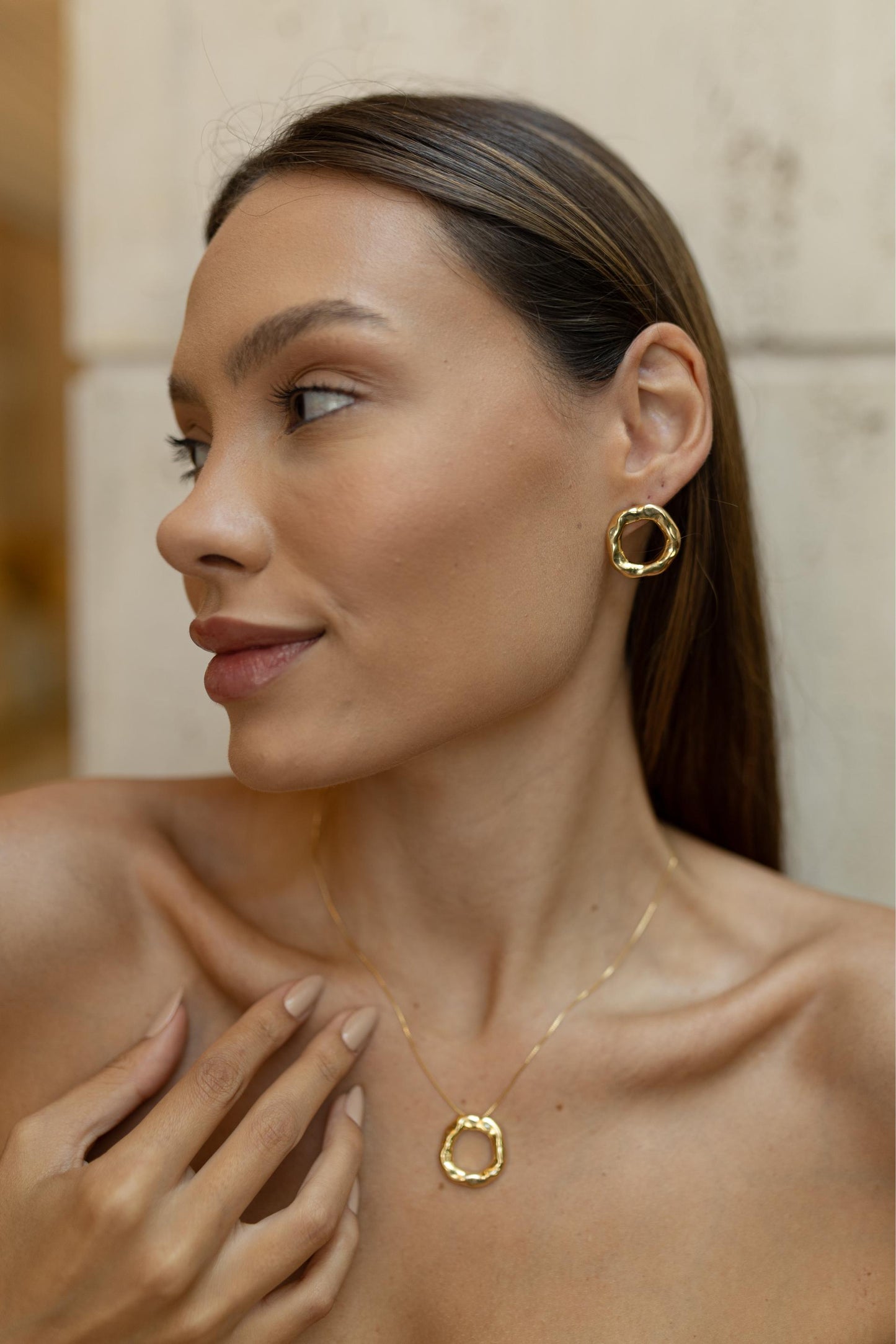 Colar Com Pingente Redondo Orgânico Dourado
