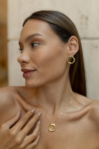 Colar Com Pingente Redondo Orgânico Dourado
