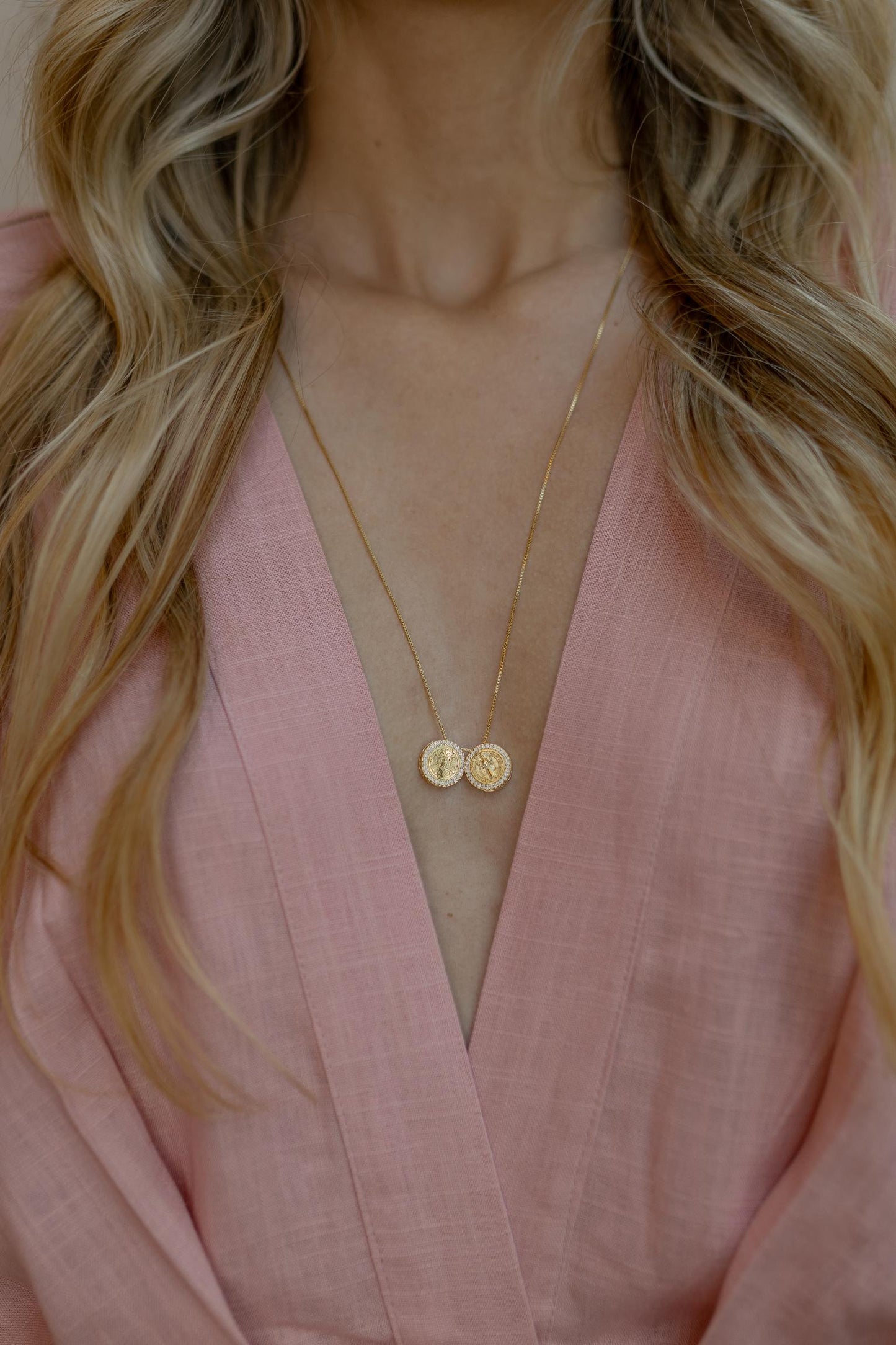 Colar Escapulário De São Bento Cravejado Articulável Dourado