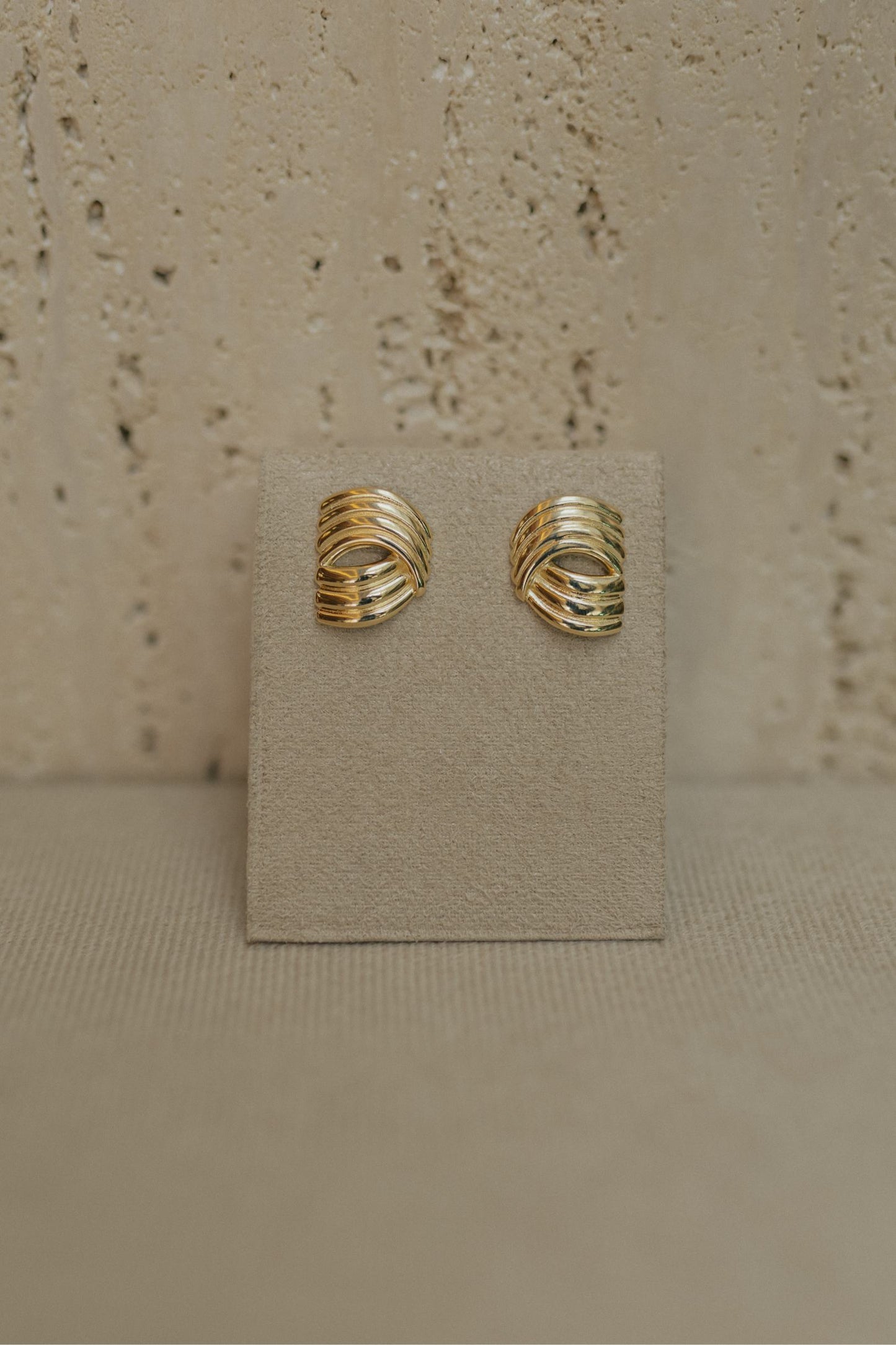 Brinco Listrado Dourado