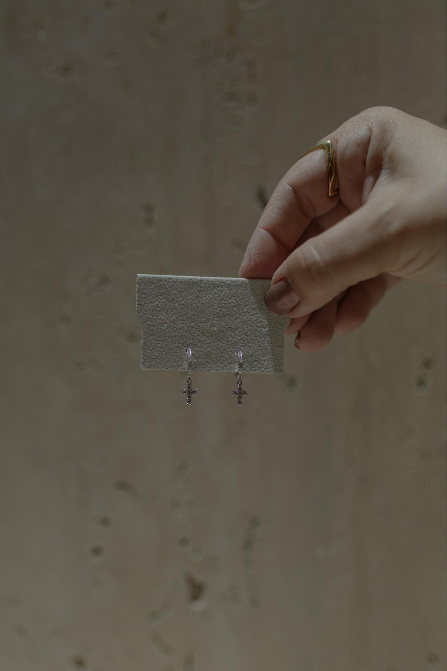 Brinco Argola Pino Crucifixo Ródio Branco