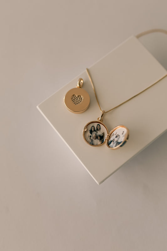 Colar Relicário com Coração Cravejado