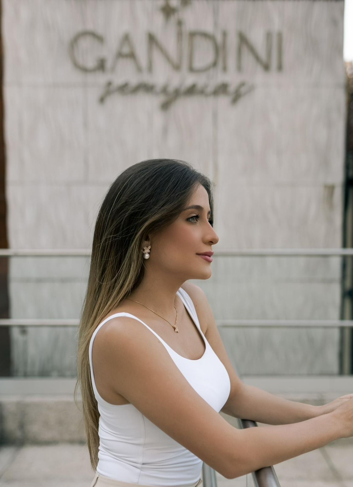 Brinco Camélia Com Pérola Dourado