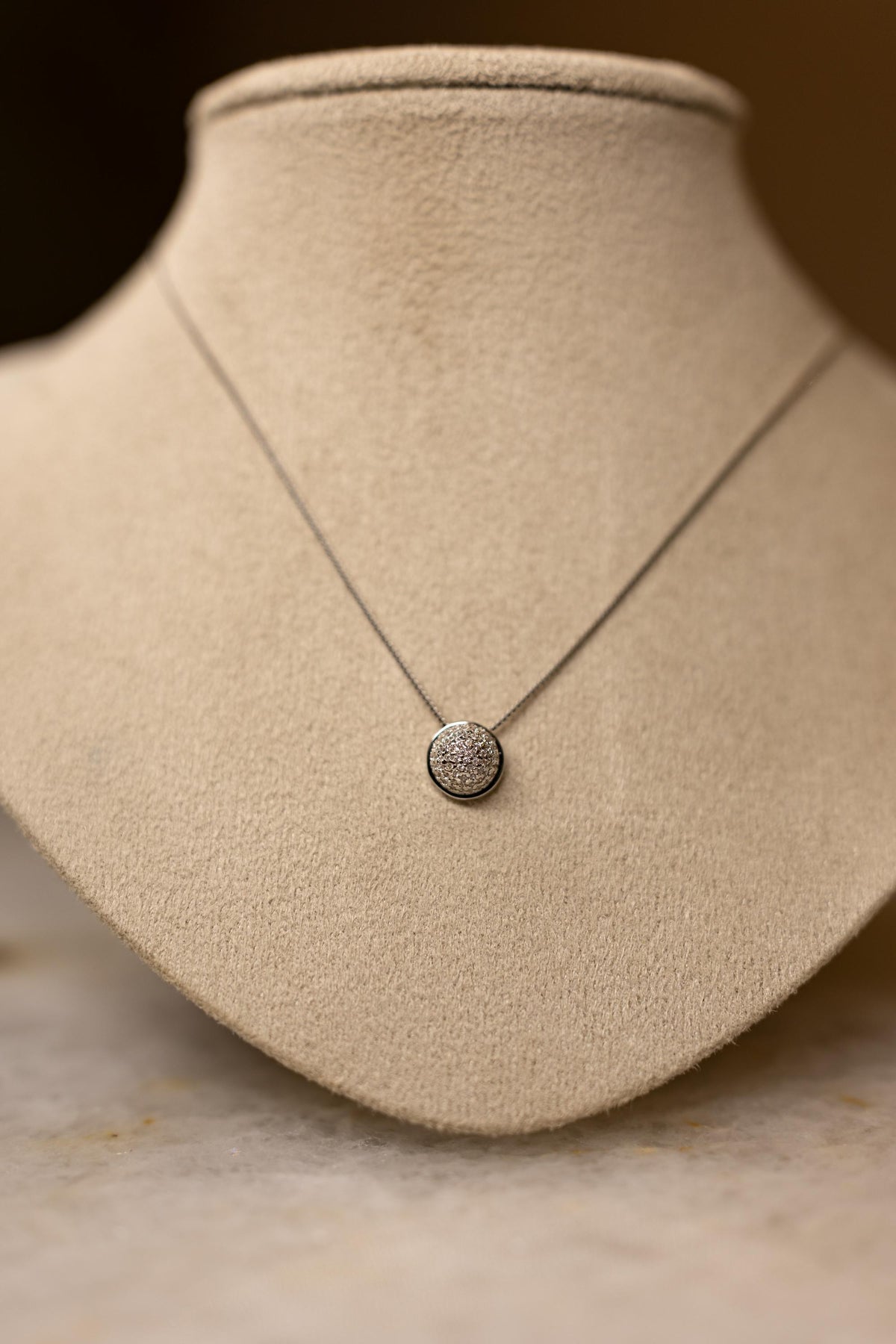 Colar Meia Esfera Cravejada Ródio Branco