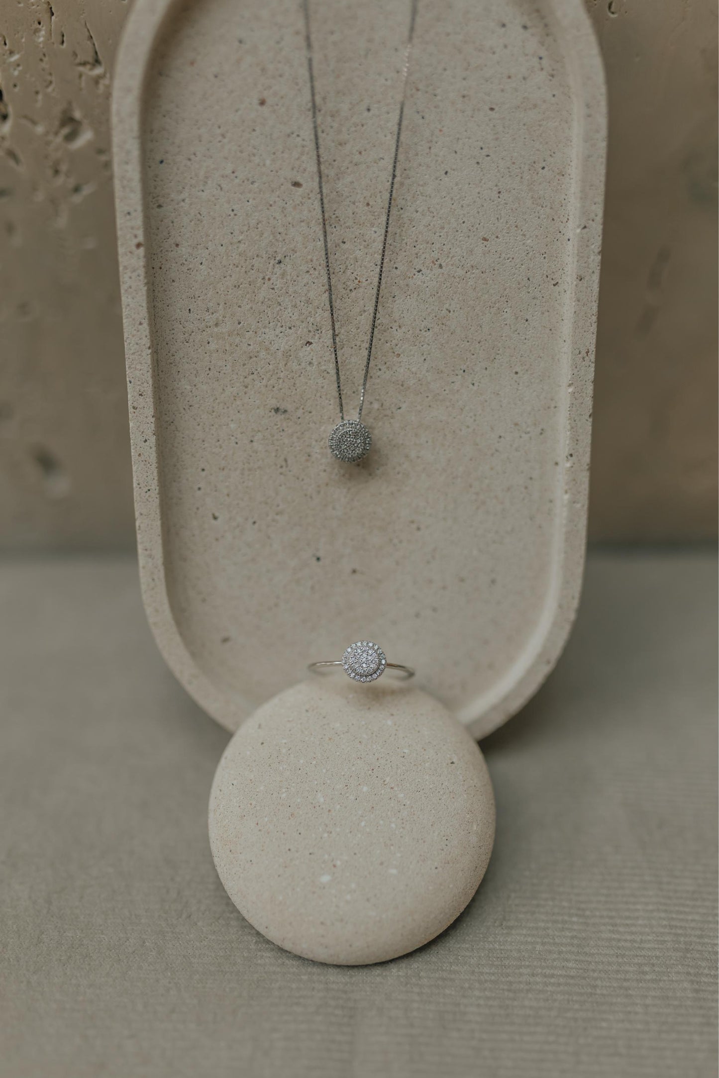 Anel Solitário Redondo Cravejado Prata 925 Ródio Branco