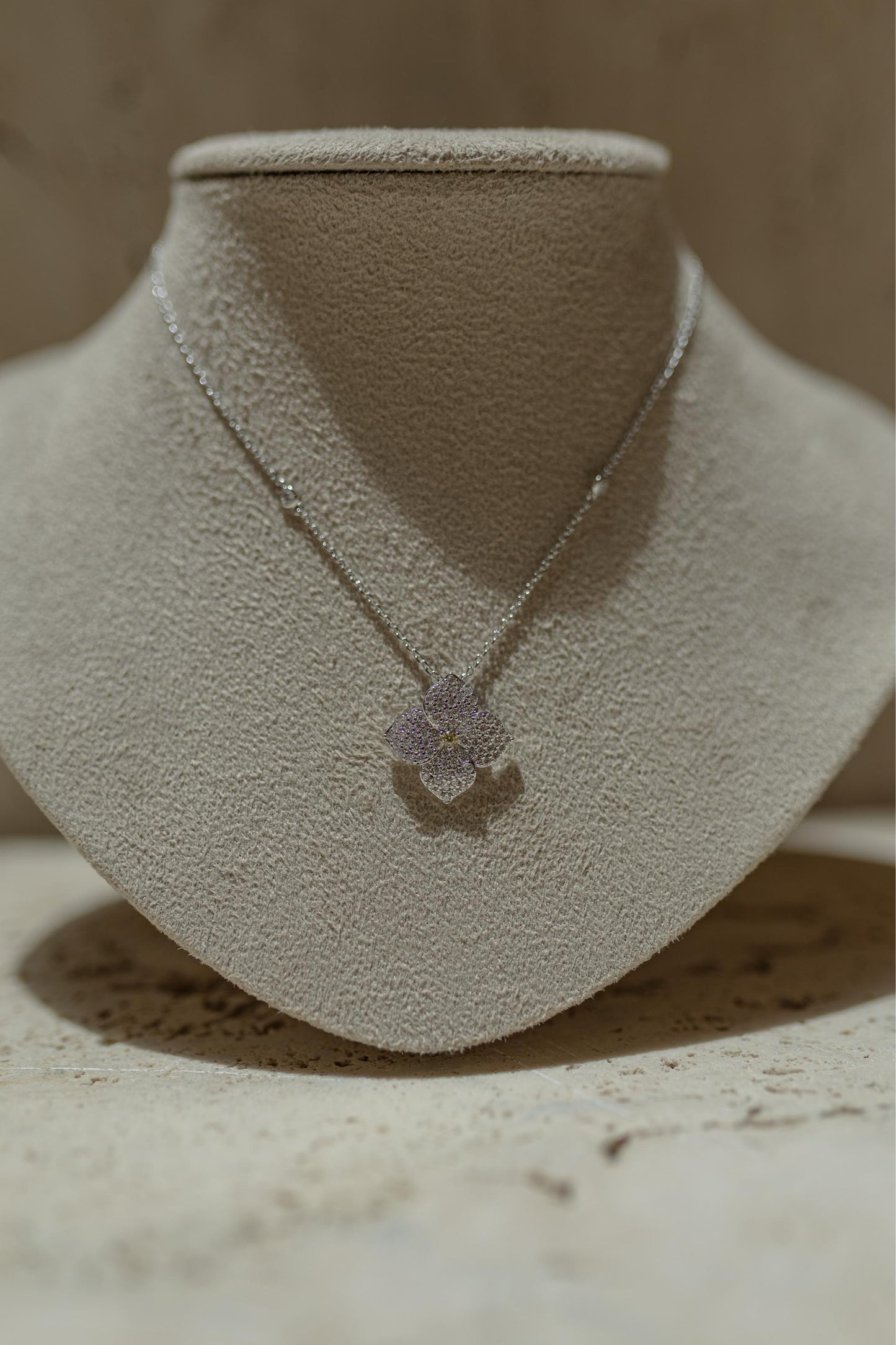 Colar Flor 4 Pétalas Cravejado Ródio Branco