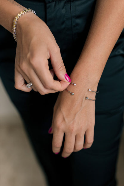 Bracelete Fino com Bolinhas nas Pontas