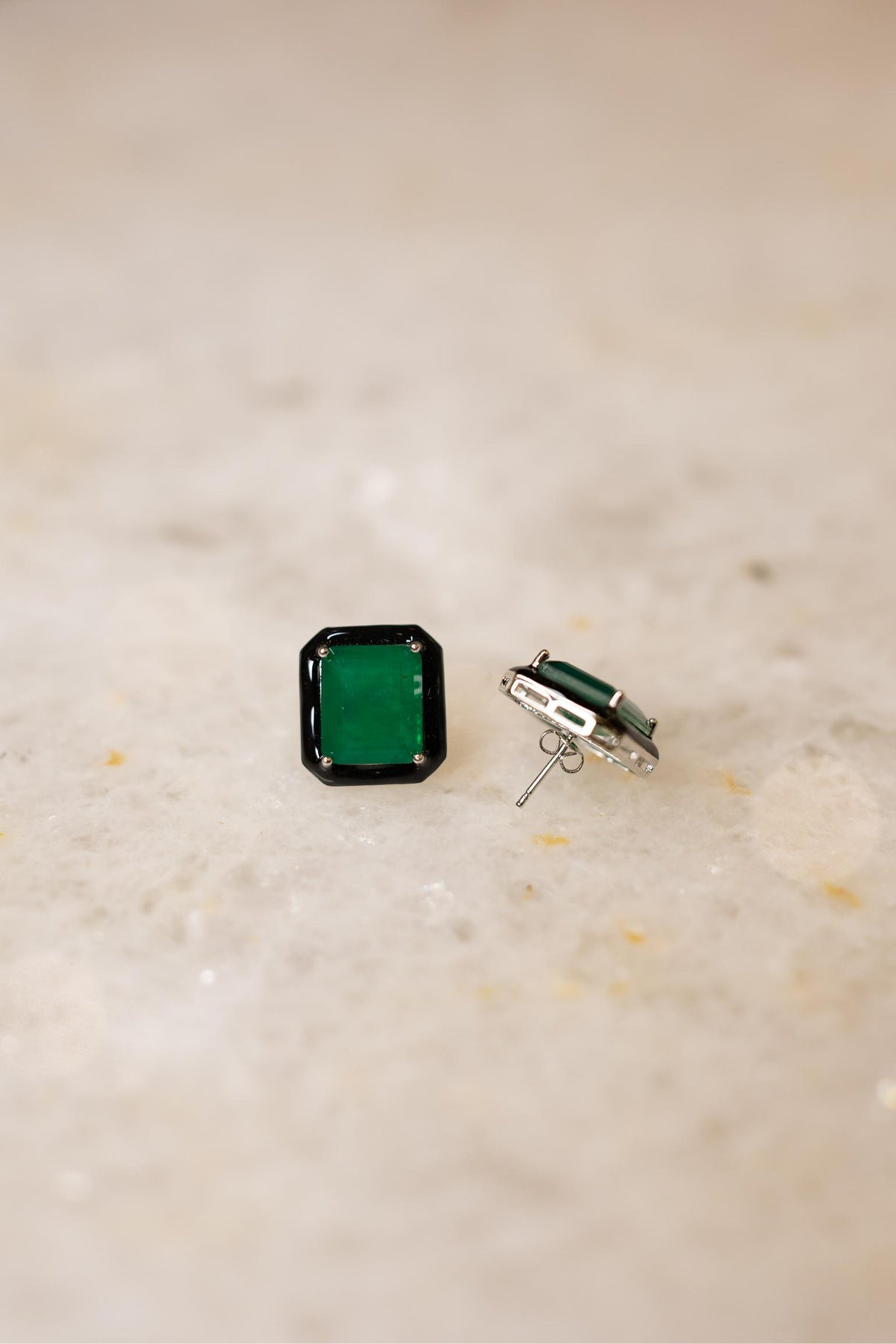 Brinco Fusion Esmeralda 4 Garras Esmaltado Preto Ródio Branco