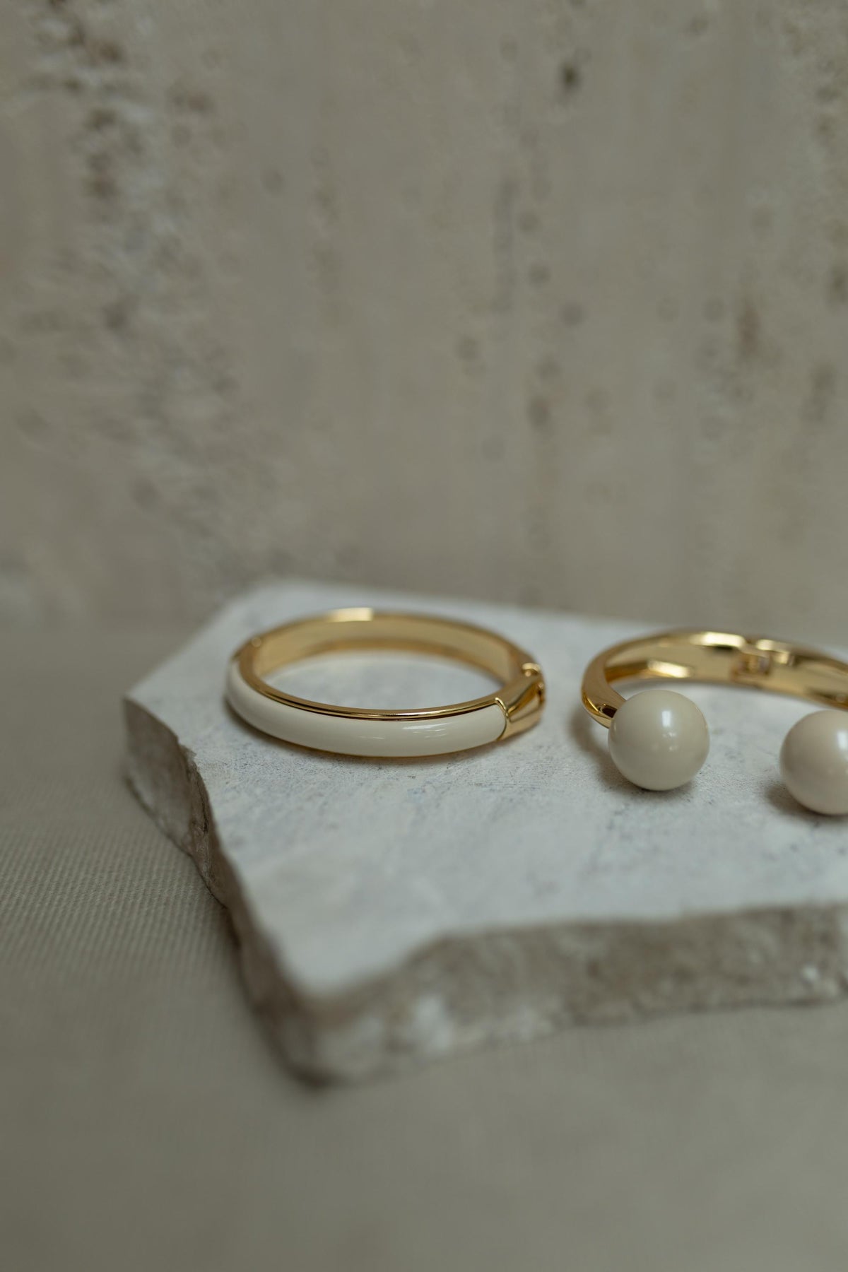 Bracelete Off White Dourado