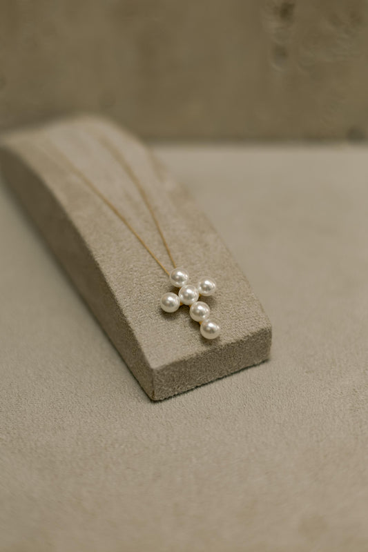 Colar Crucifixo de Pérola Dourado