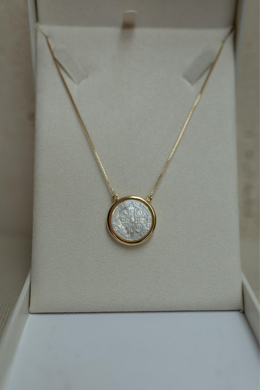 Colar São Bento Madrepérola Dourado