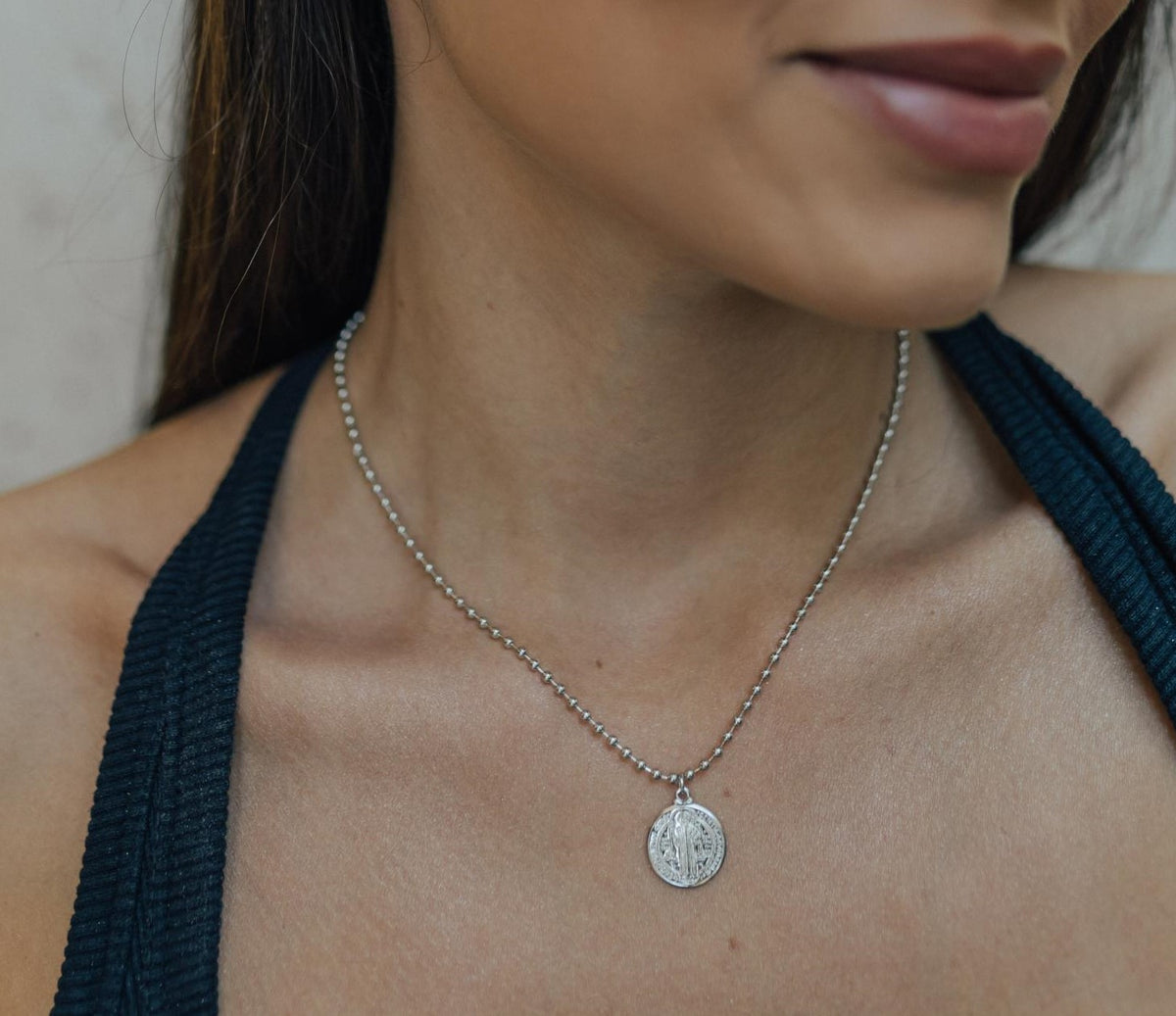 Colar Bolinhas Medalha de São Bento Ródio Branco