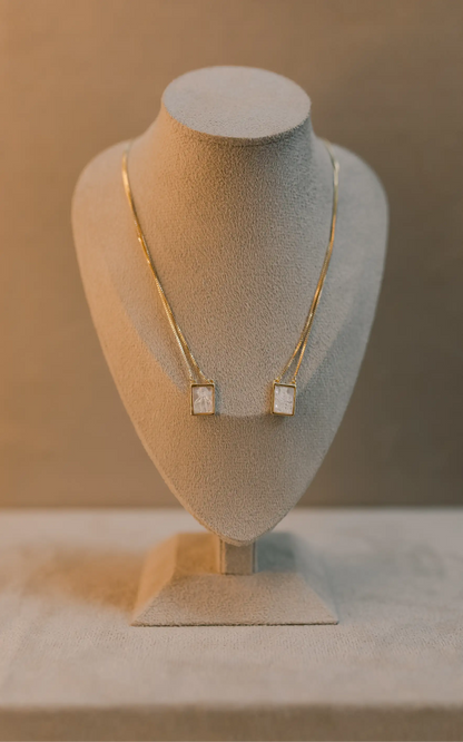 Colar Escapulário Nossa Senhora do Carmo Madrepérola Dourado