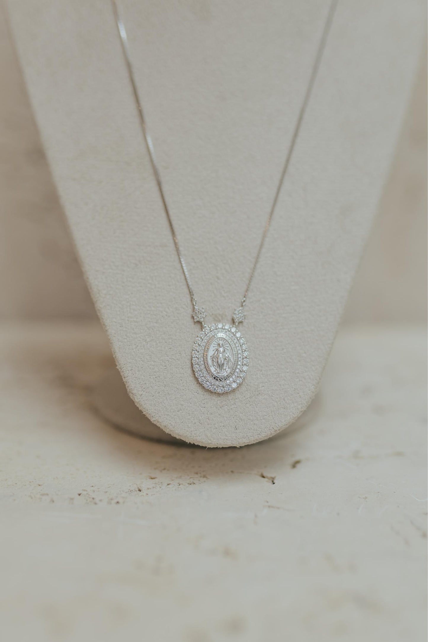 Colar Nossa Senhora das Graças Flores Prata 925 Ródio Branco