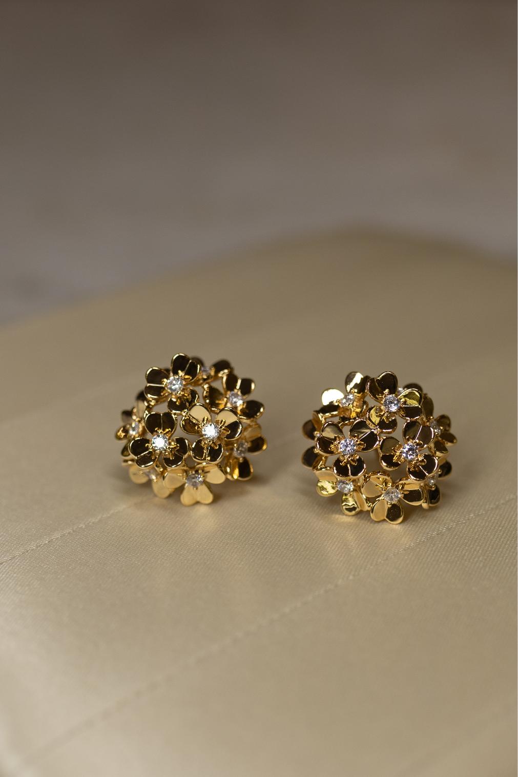 Brinco Buque de Flores Miolo Pontos de Luz Dourado