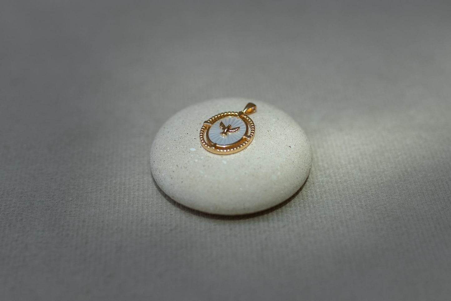 Pingente Divino Espírito Santo  Oval Dourado