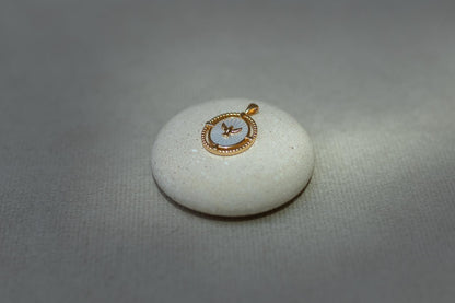 Pingente Divino Espírito Santo  Oval Dourado