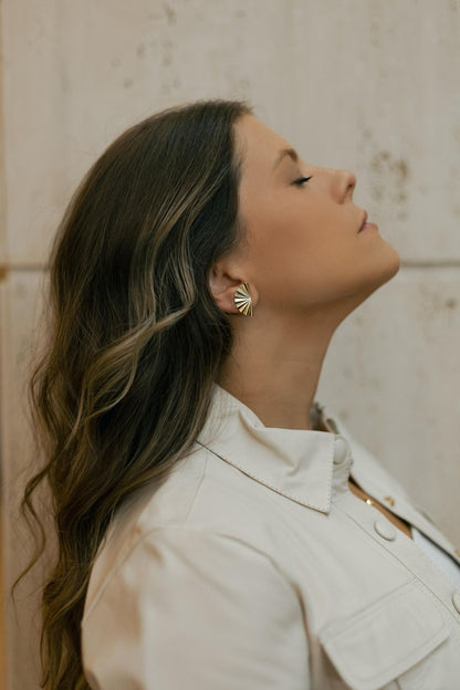 Brinco Leque Trabalhado Dourado