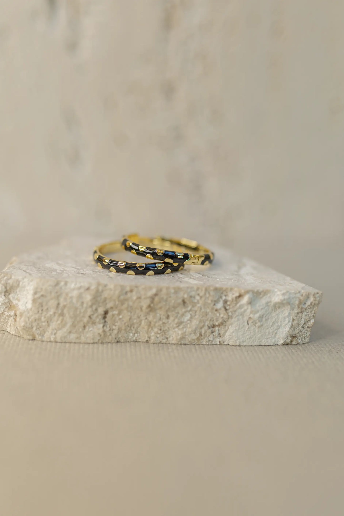 Brinco Argola Poá Preto Dourada