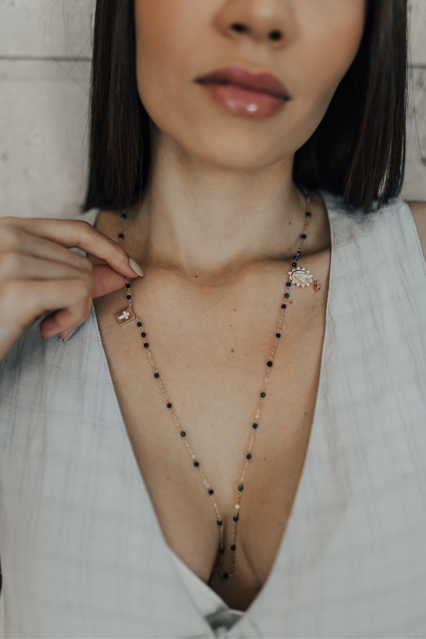 Colar Escapulário Pedras Naturais Nossa Senhora Aparecida Dourado