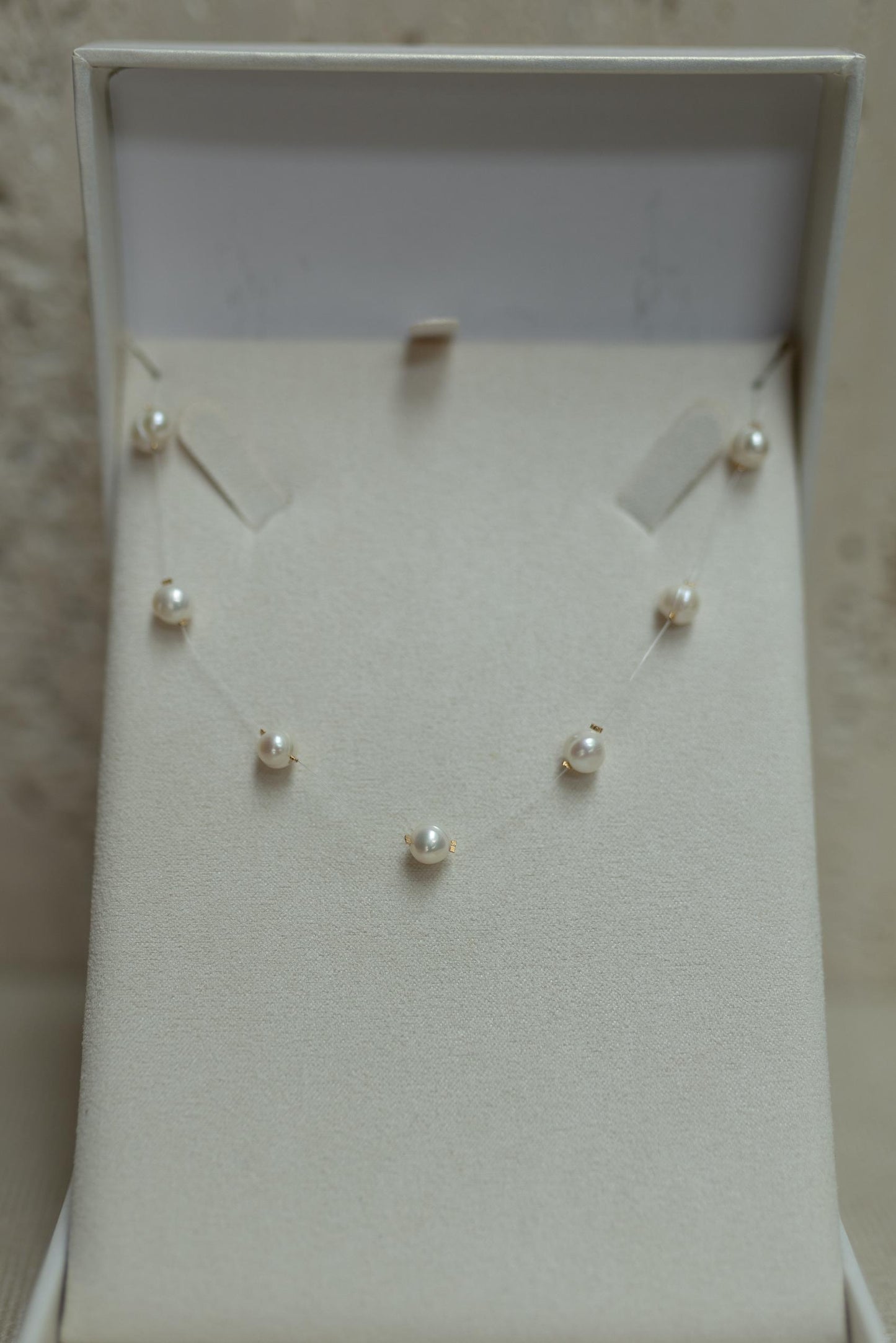 Colar de Nylon com Pérolas Dourado