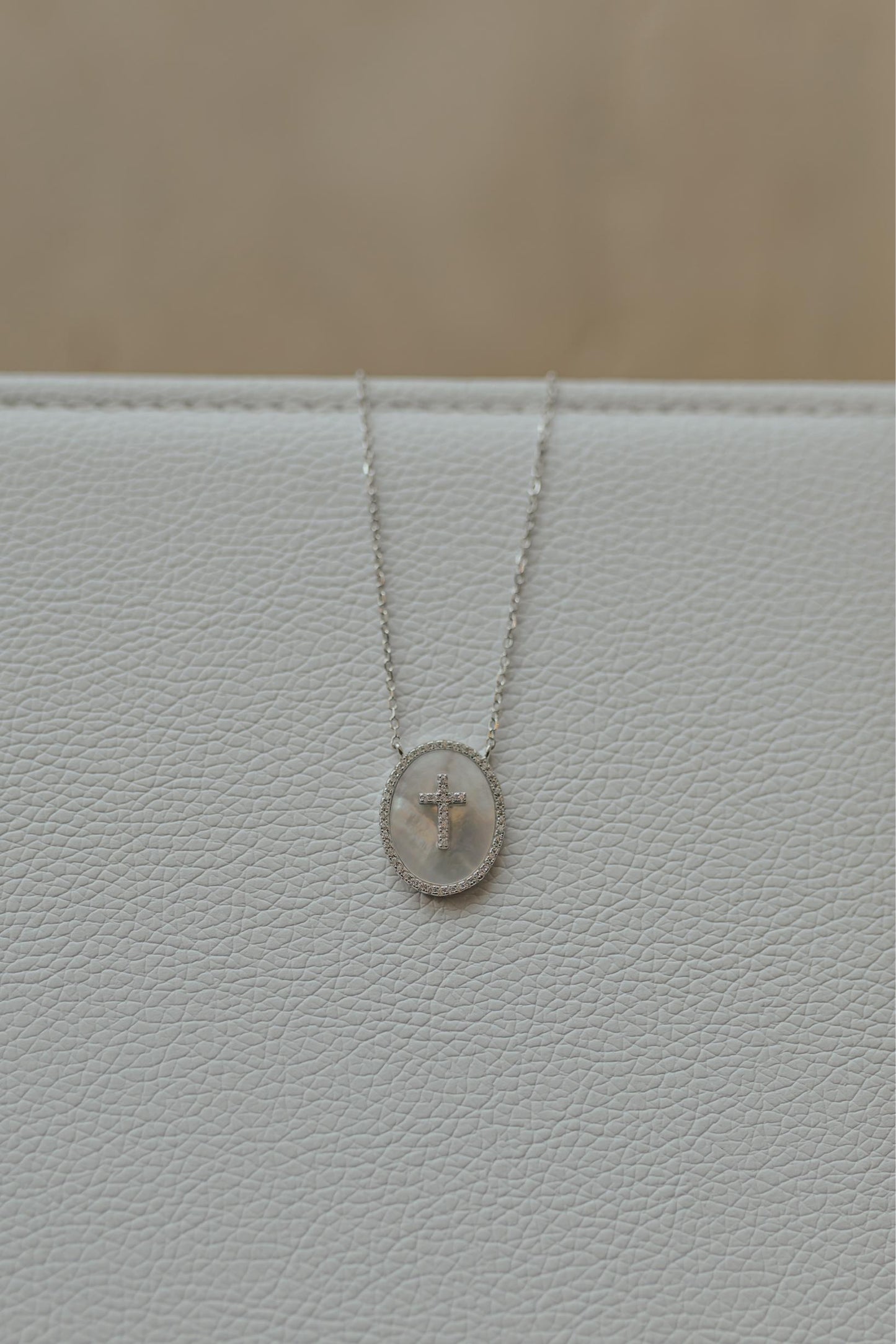 Colar Madrepérola Cruz Prata 925 Ródio Branco