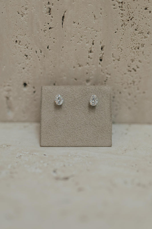 Brinco Oval Base Cravejada Moissanite Prata 925 Ródio Branco