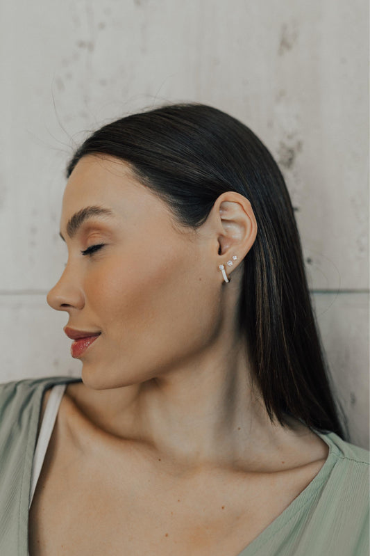 Brinco Meia Argola Esmaltada Off White Ponto de Luz Dourado