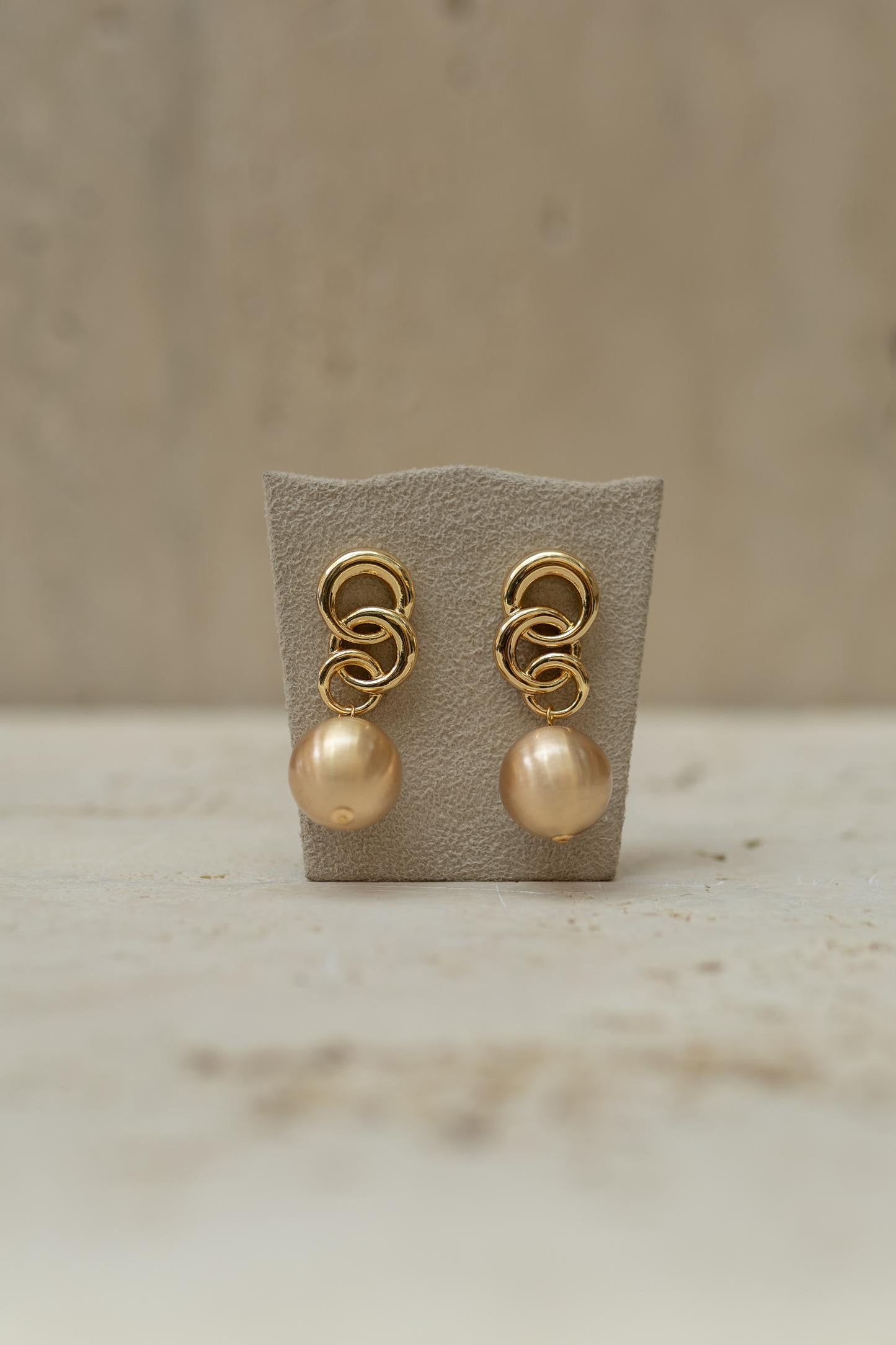 Brinco Com Elos e Esferas Dourado