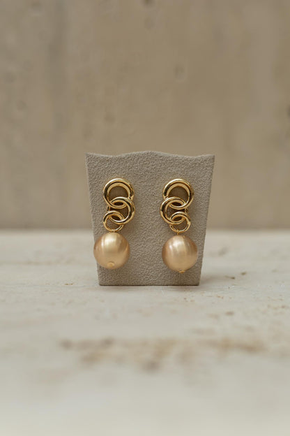 Brinco Com Elos e Esferas Dourado