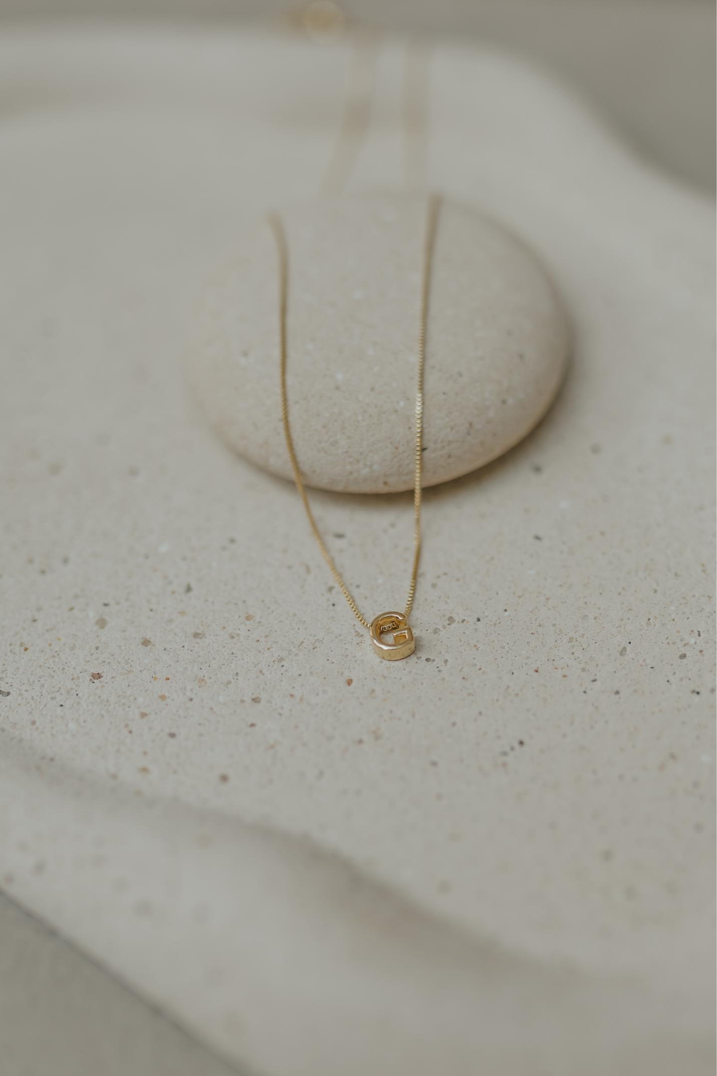 Colar Letra Dourado