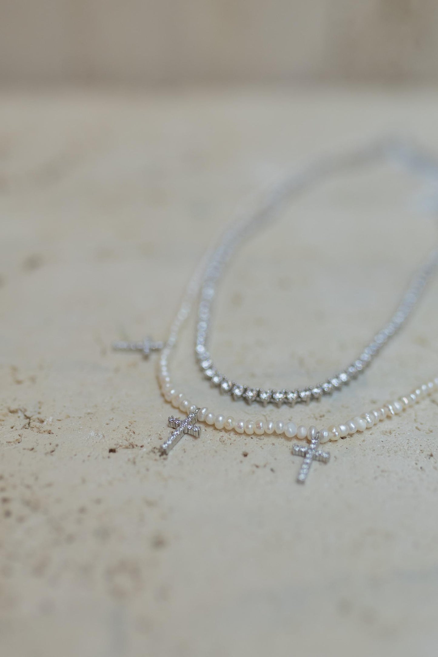 Colar Mini Pérola de Água Doce Crucifixos Prata 925 Ródio Branco