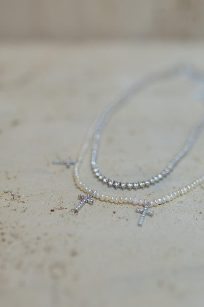 Colar Mini Pérola de Água Doce Crucifixos Prata 925 Ródio Branco