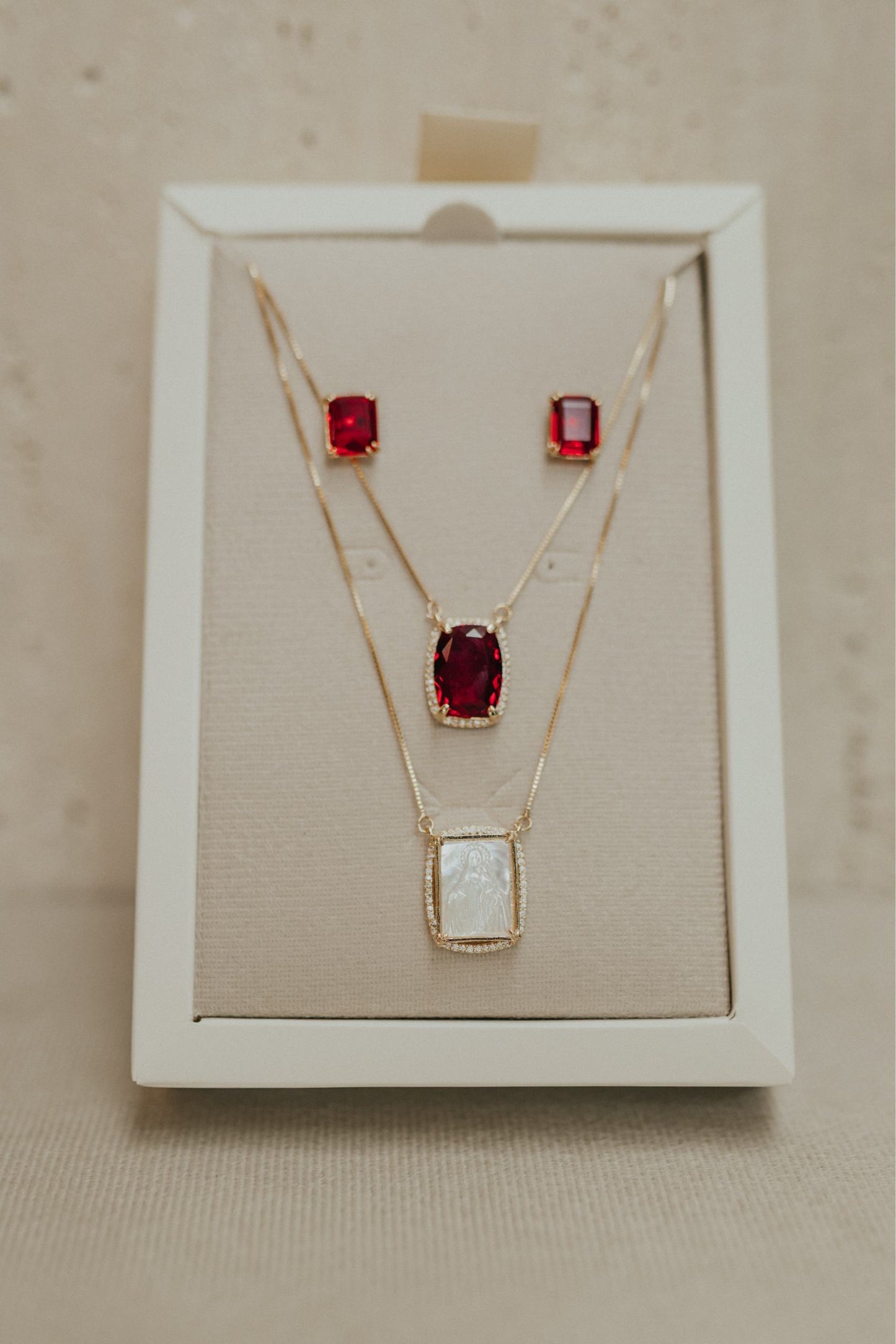 Colar Escapulário Madrepérola Rubi Dourado