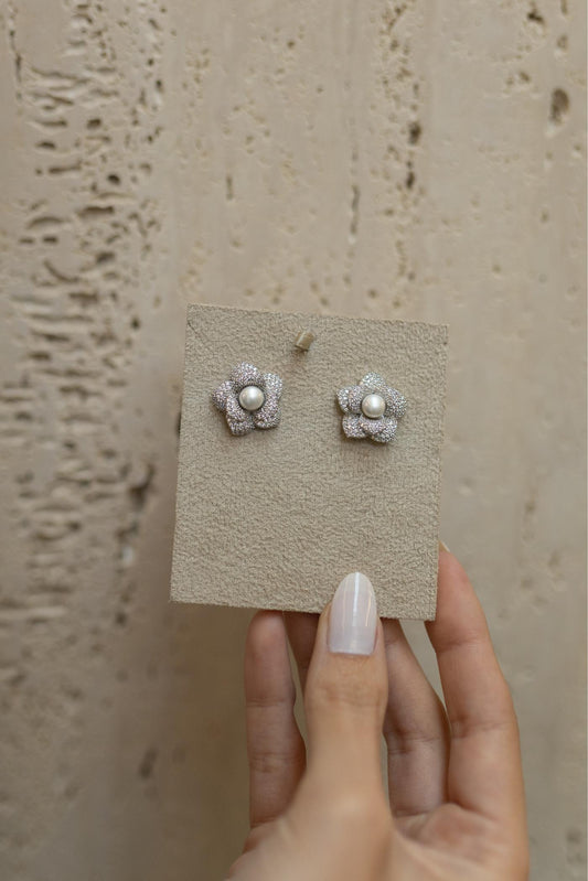 Brinco Flor Cravejada Miolo de Pérola Ródio Branco