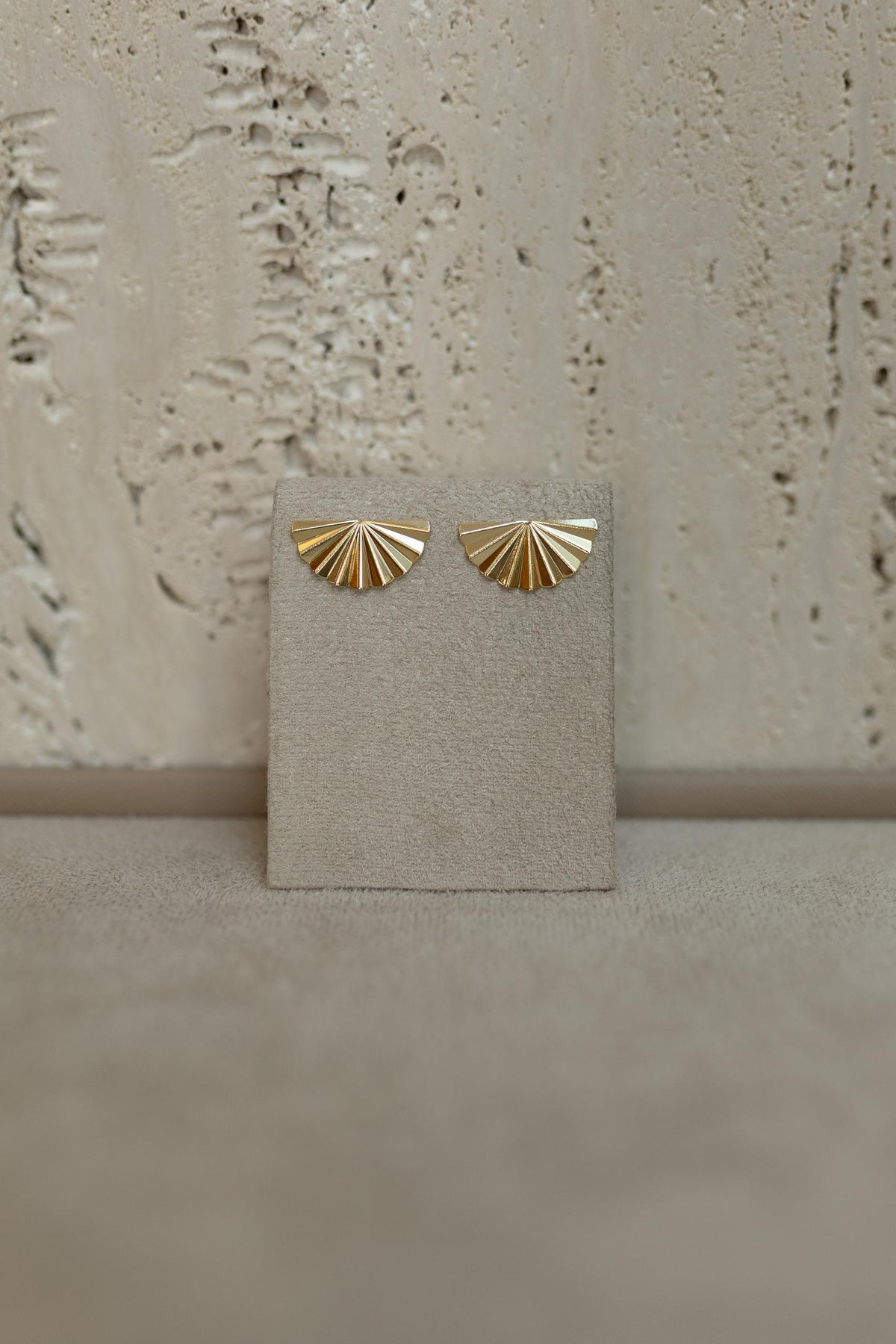 Brinco Leque Trabalhado Dourado
