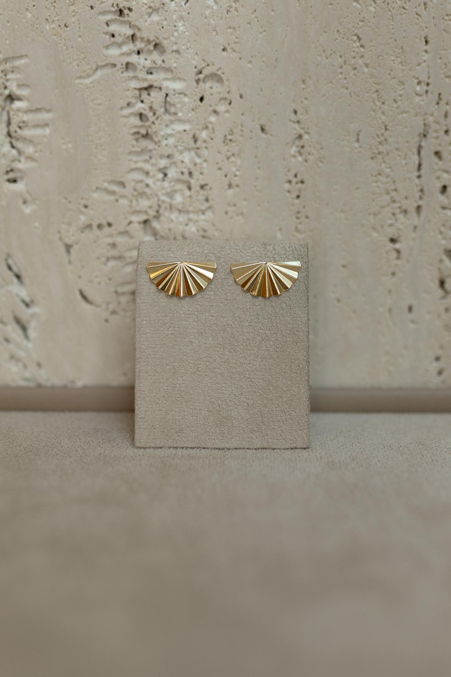 Brinco Leque Trabalhado Dourado