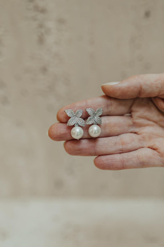 Brinco Camélia Com Pérola Ródio Branco