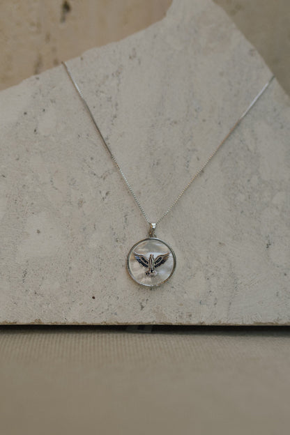 Colar Divino Espírito Santo  Madrepérola Ródio Branco