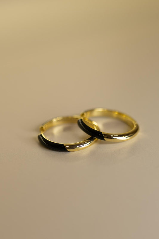 Brinco Argola Lisa Resina Preto Dourado