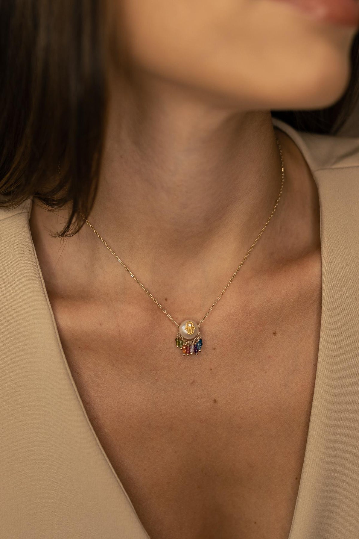 Colar Choker Mão de Hamsá com Pedras e Pérola Dourado