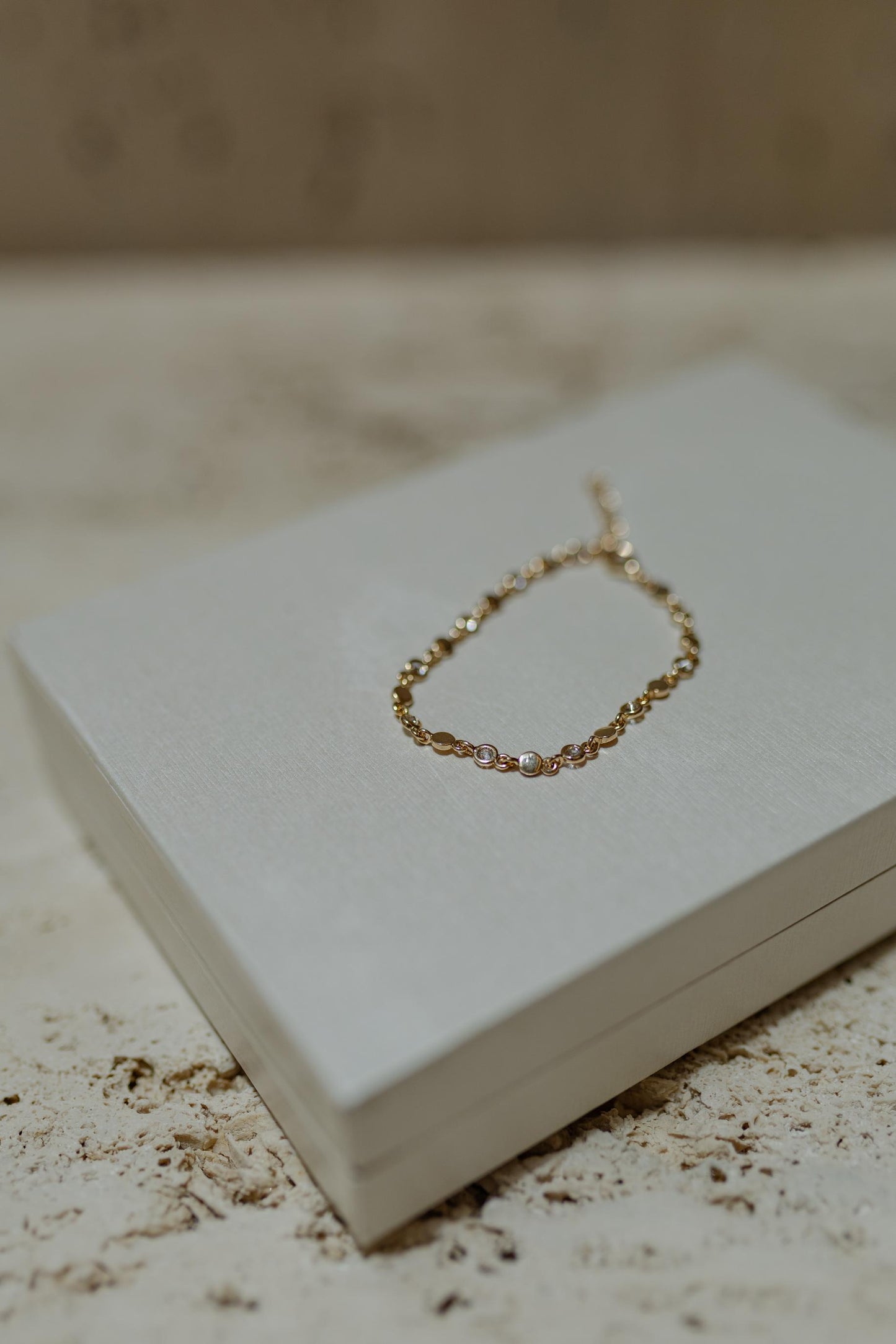 Pulseira Medalhas e Ponto de Luz Dourado