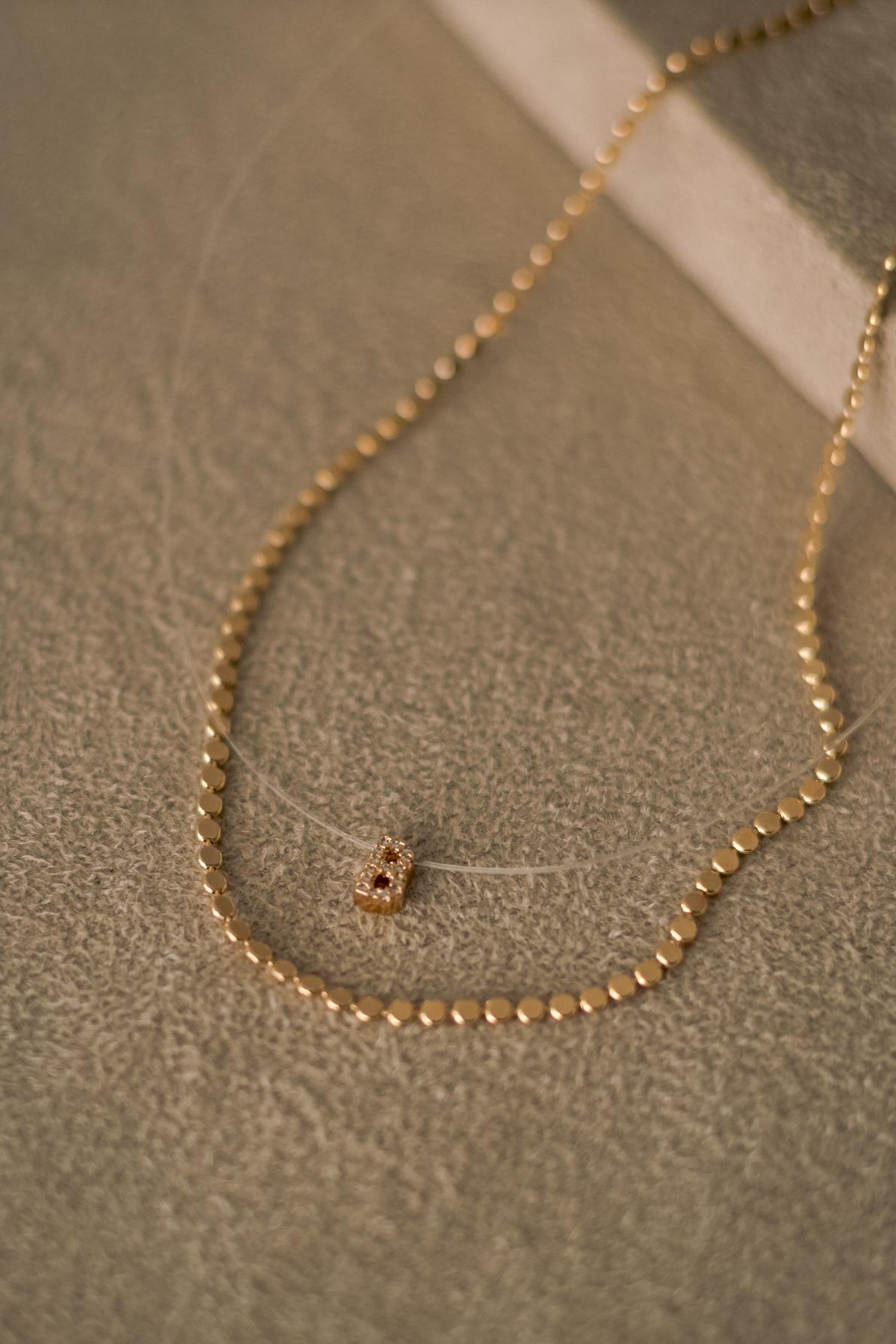 Colar Nylon com Letra Cravejada Dourado