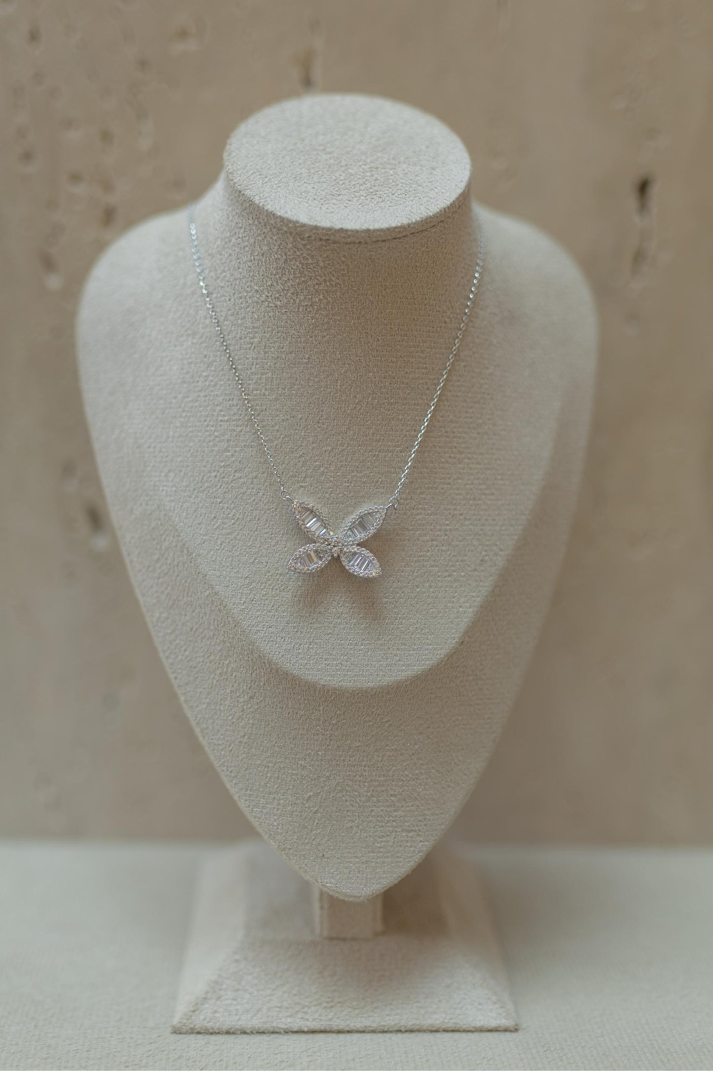 Colar Borboleta Baguete Cristal Ródio Branco