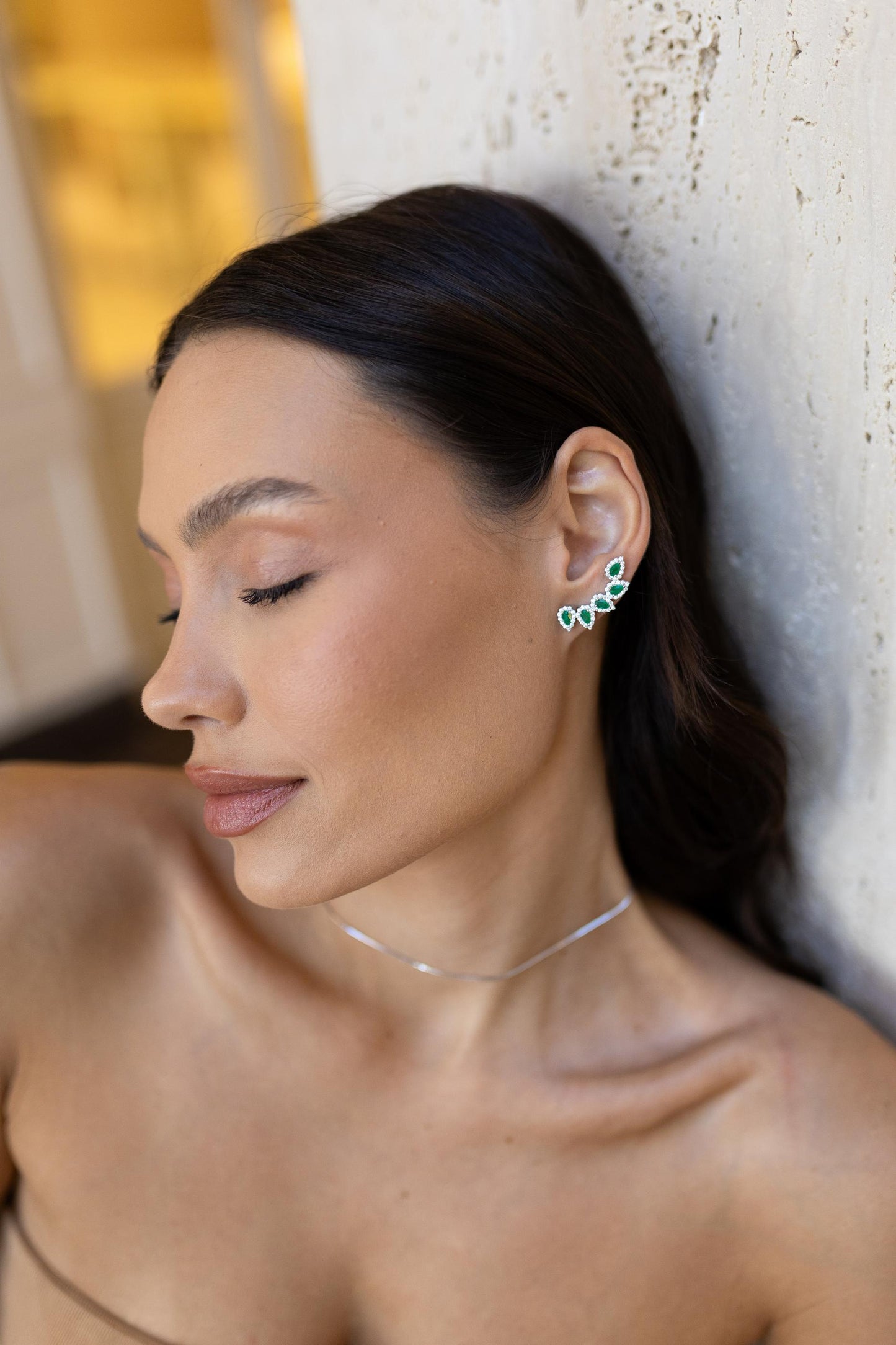 Brinco Ear Cuff Gotas Cravejadas Esmeralda  Ródio Branco