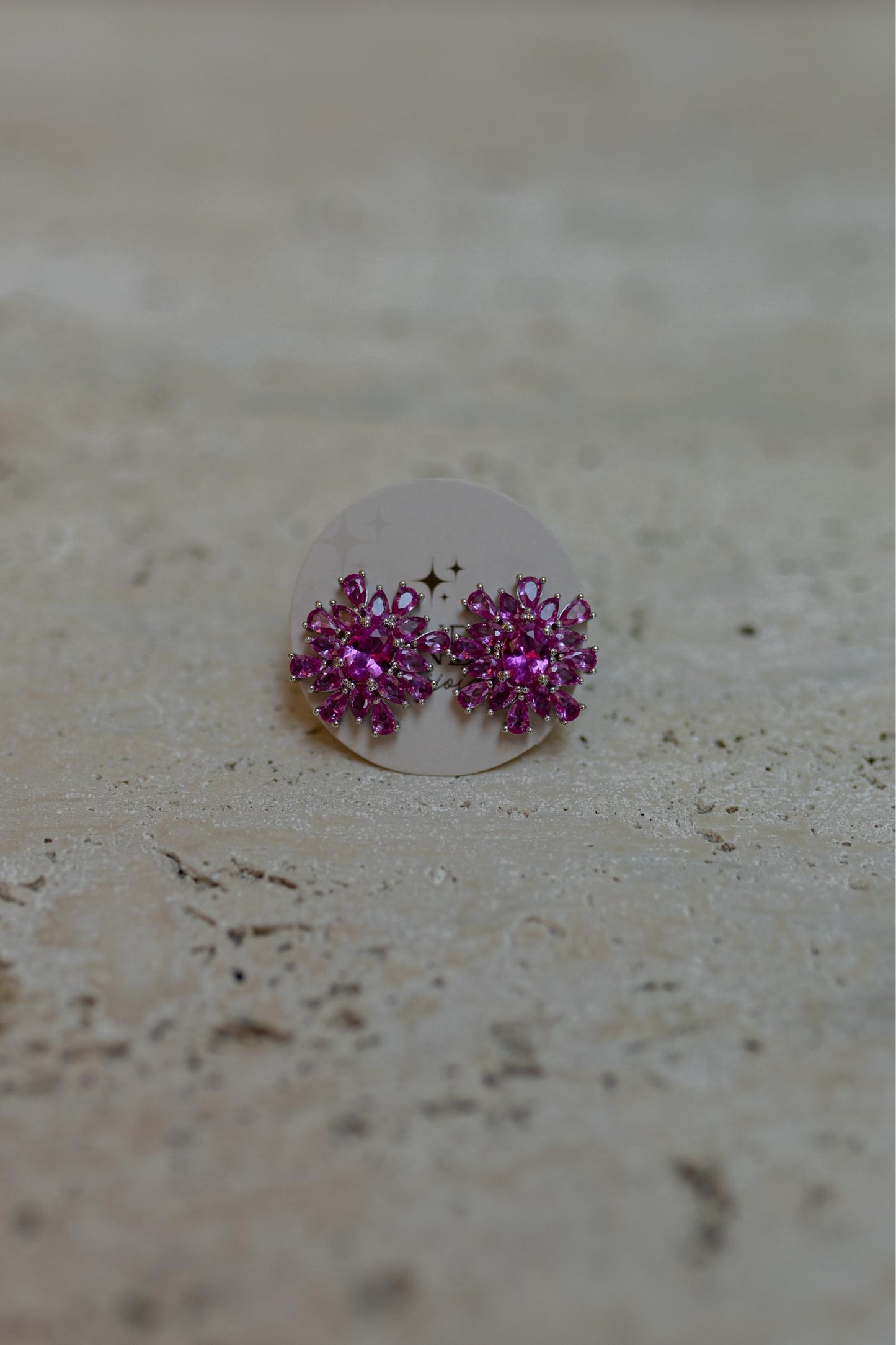 Brinco Botão Flor Pedraria Rubelita Ródio Branco