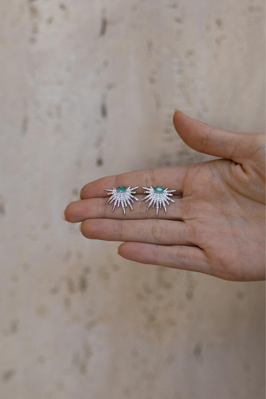 Brinco Ear Cuff Raio Solar com Zircônias Esmeralda Colombiana Oval Ródio Branco