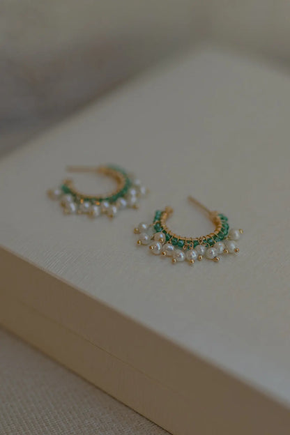 Brinco Argola Cristais Verde e Pérolas Dourado