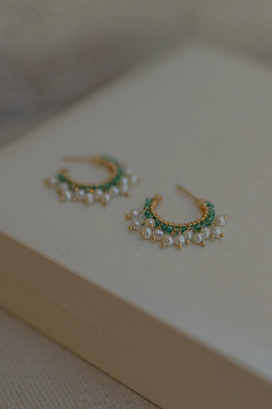 Brinco Argola Cristais Verde e Pérolas Dourado